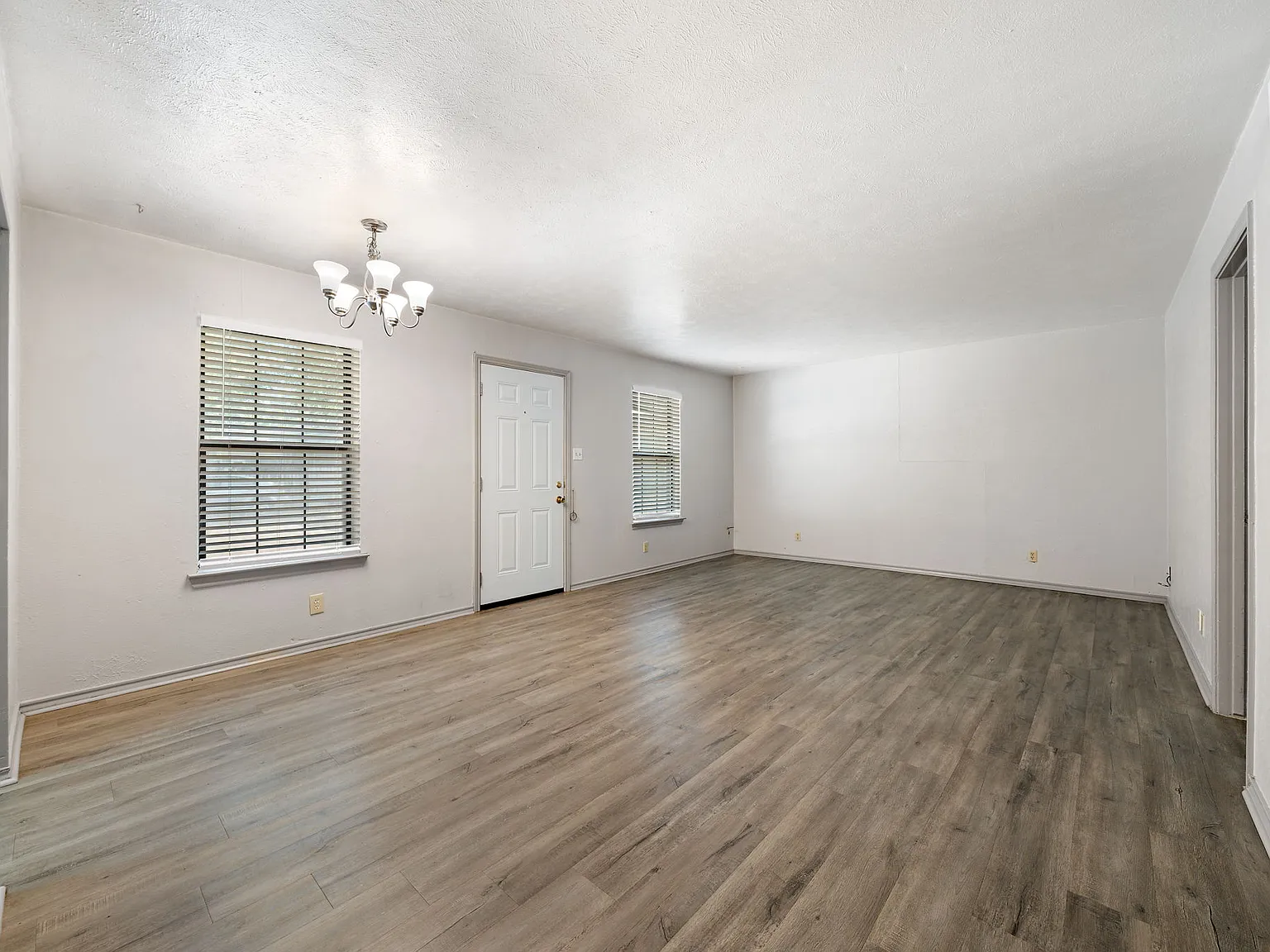 1108 N Elm St — Photo 4