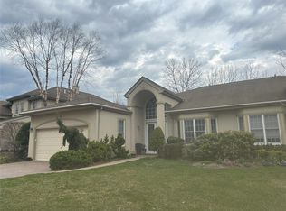 201 Montecito Cres, Melville, NY 11747