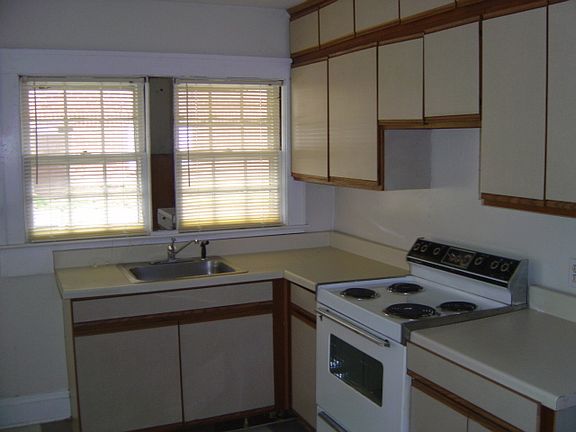4th image of 920 Lexington Ave APT A