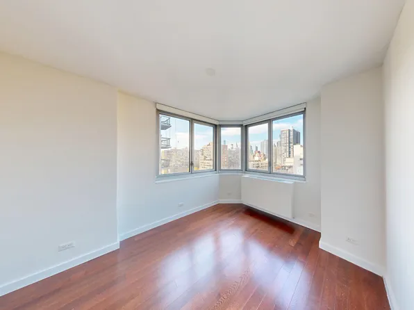 401 East 34th Street image 4 of 9