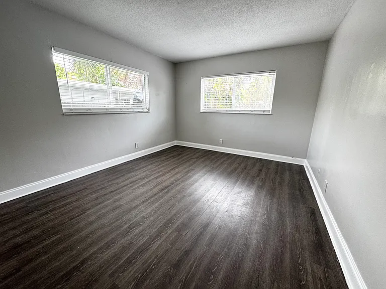 425 NE 7th Ave #8 — Photo 7