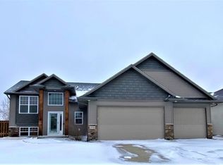 2733 Heritage Dr, Minot, ND 58703