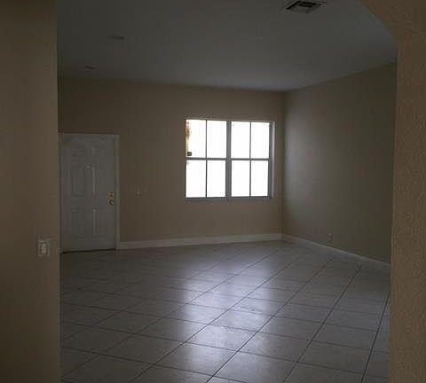 3rd image of 808 Tulip Cir