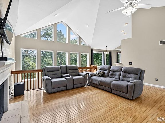 3rd image of 5032 Oak Bluff Dr