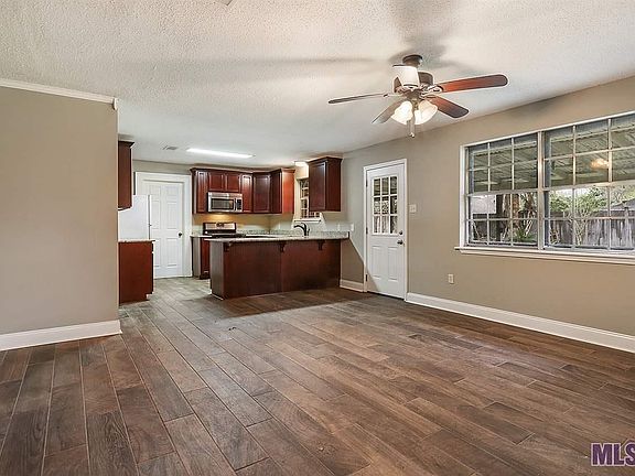 4th image of 5042 Universal Ave