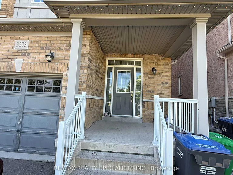 3273 Stoney Cres — Photo 3