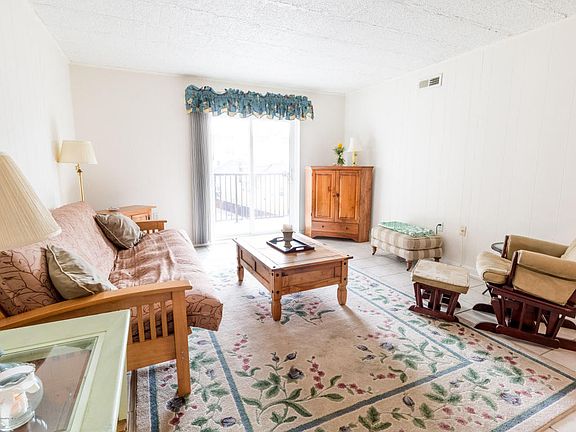 3rd image of 51 Hiering Ave APT B2