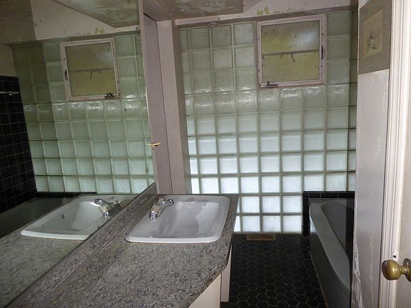 3rd image of 710 Kenilworth Cir