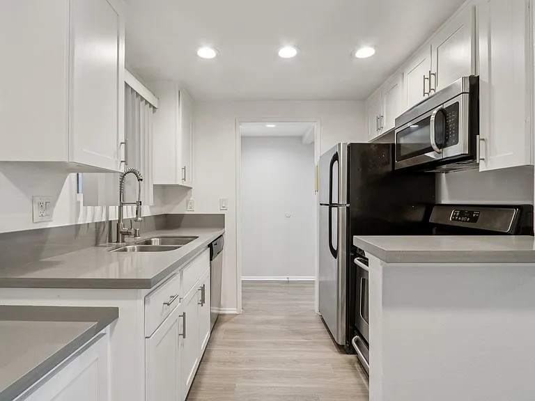 110 S Sweetzer Ave — Photo 16