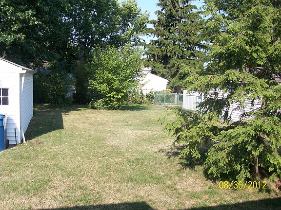 4th image of 806 Charles St