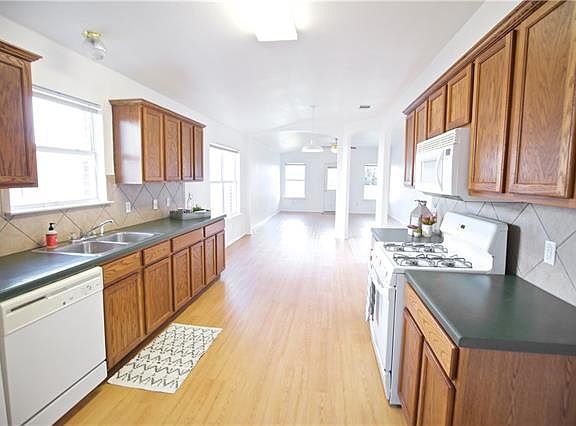 3rd image of 406 Glen Valley Ln