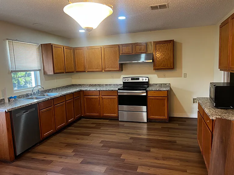 933 Medina Dr — Photo 2