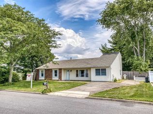 7 Winwood Ln, Holbrook, NY 11741