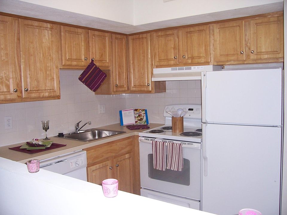 1st image of 25 Briarwood Ln APT 5
