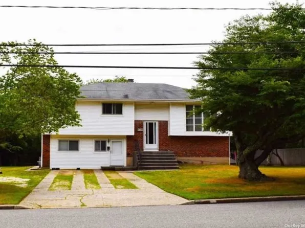 (undisclosed Address), Oakdale, NY 11769