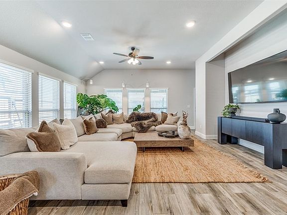 3rd image of 2816 Lakeside Dr