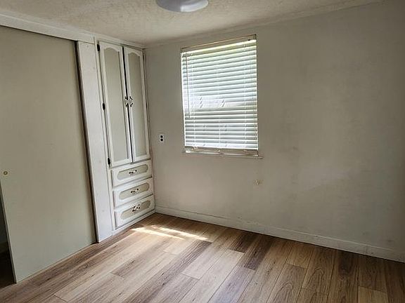 4th image of 1009 Roysden Rd