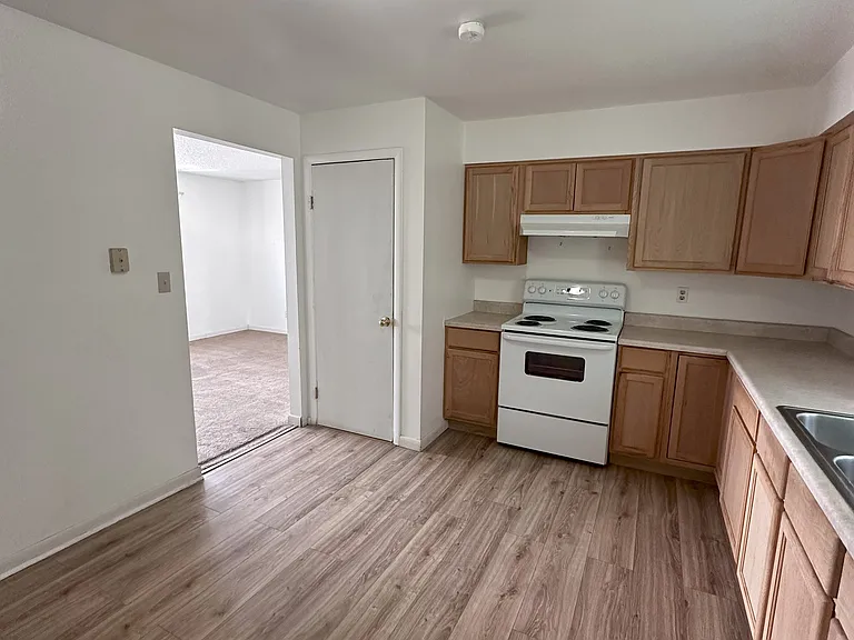 1627 W Maple St — Photo 1