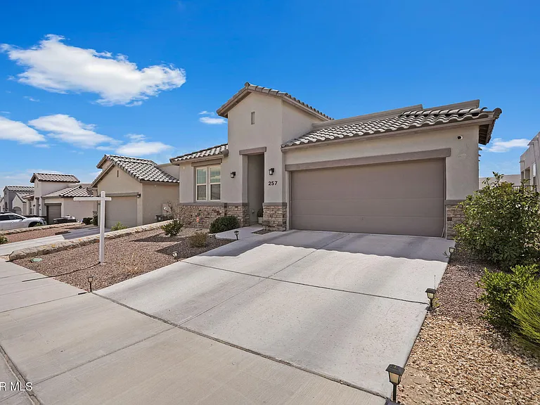257 Staffs Way — Photo 4