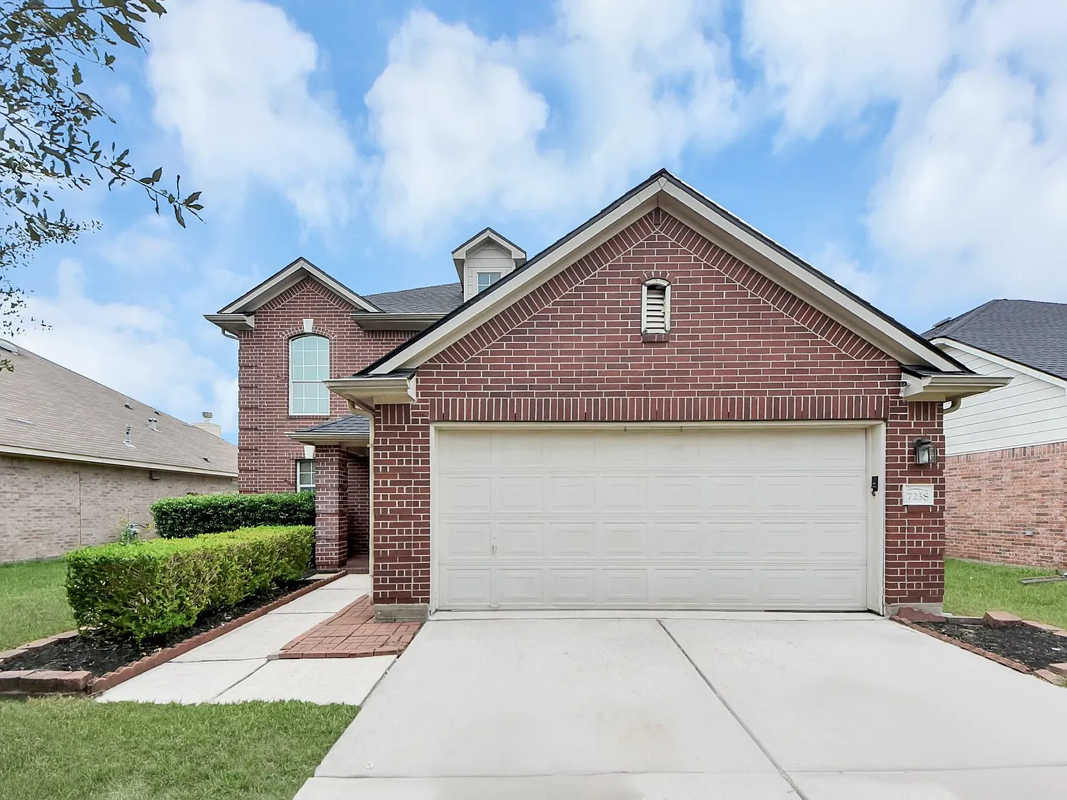 4 bed, 2.5 bath, 2664 sqft, $2,300 — Photo 2