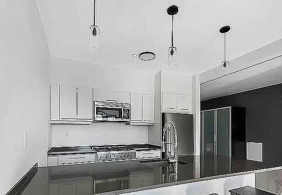 2nd image of 359 16th St #2C