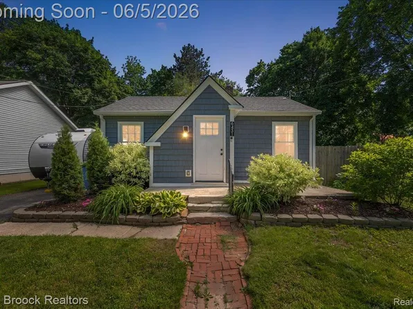 6431 Prairie Lawn Dr, Waterford, MI 48329