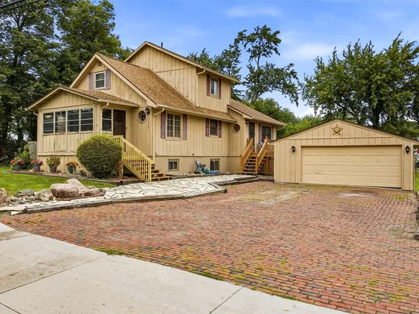 3812 Crestwood Dr NW, Cedar Rapids, IA 52405