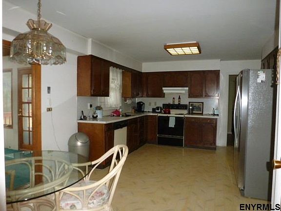 3rd image of 10 Southwood Dr