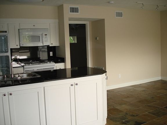 5th image of 2300 Park St APT 7