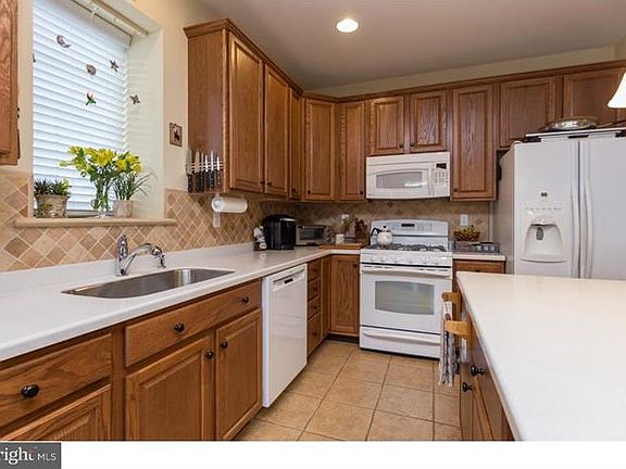 5th image of 1655 Hance Ln