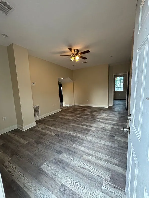 5 bed, 2.0 bath, 2075 sqft, $2,700 — Photo 4