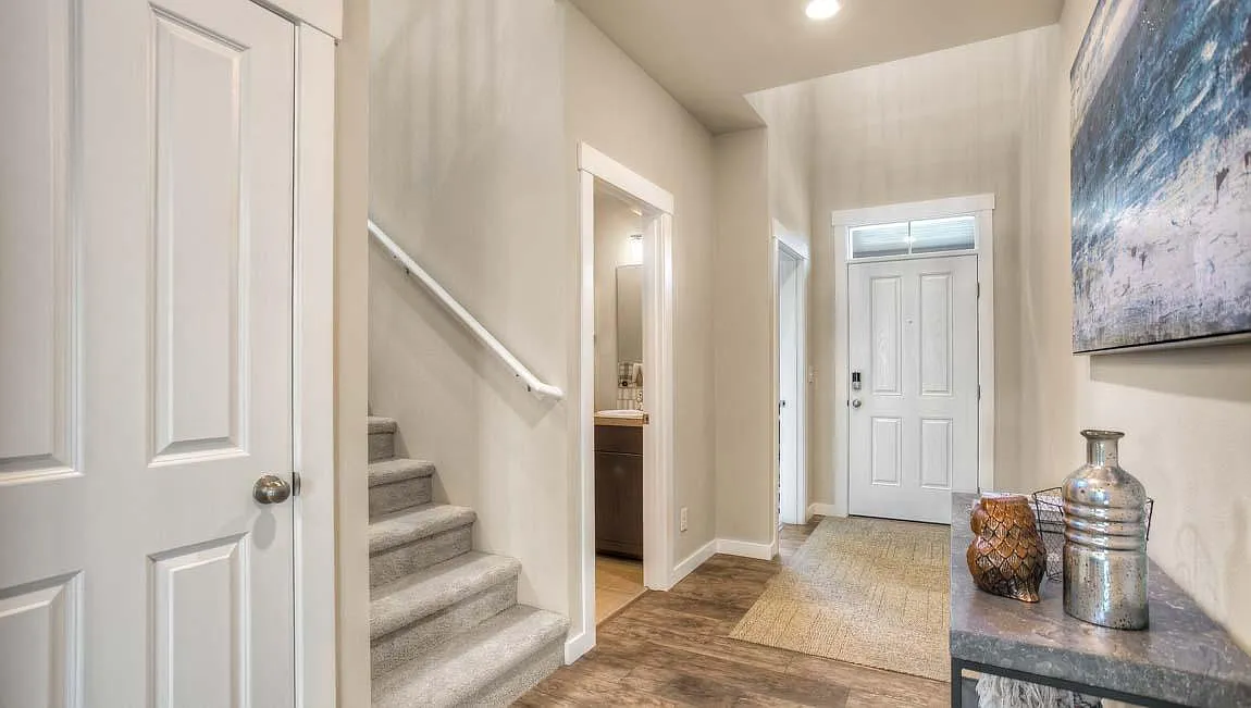 6 bed, 2700 sqft, $3,895 — Photo 2