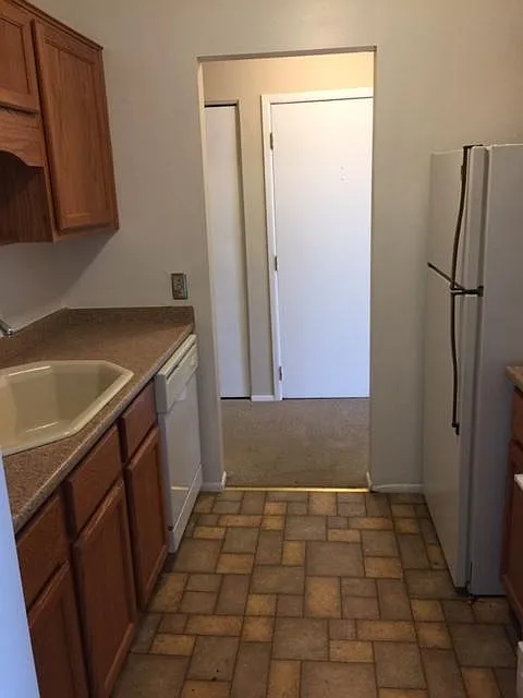 587 E Fox Hills Dr — Photo 4