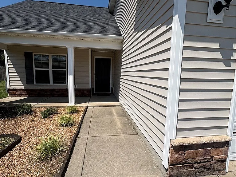 365 Roanoke Dr — Photo 3