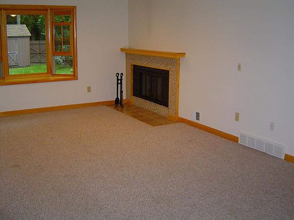 4th image of 33 Snowberry Rd