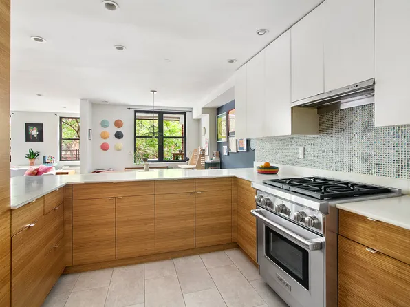 714 Sackett Street image 3 of 8