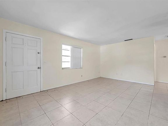 5th image of 914 Lake Palms Dr
