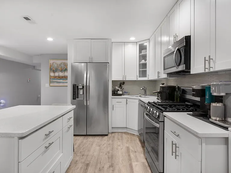 1135 W Farwell Ave — Photo 3