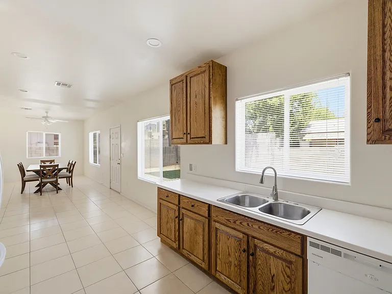 512 W Brown St — Photo 31