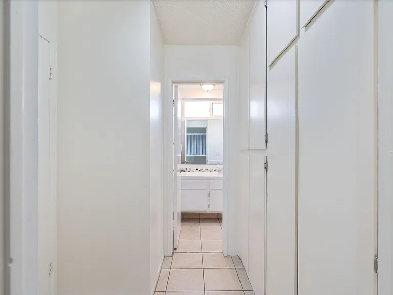 905 North 3rd Comfort, Community & Convenience in Vibrant Burbank — Photo 19