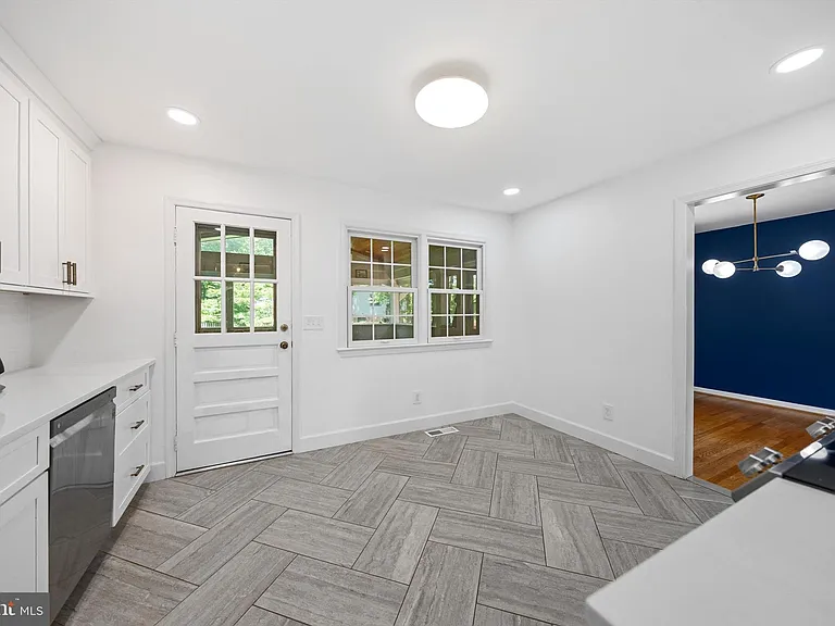 905 Carole Ct SE — Photo 8