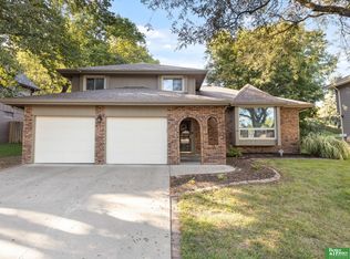 910 Wolf Ln, Bellevue, NE 68005
