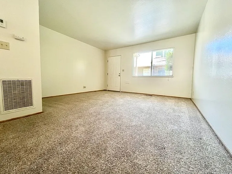 1544 Laburnum- Great 2 bedroom apartments in a quiet complex — Photo 9