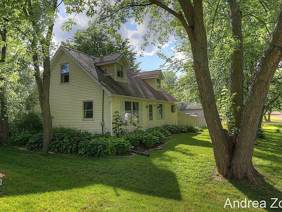 2nd image of 2119 Engleside Dr SE