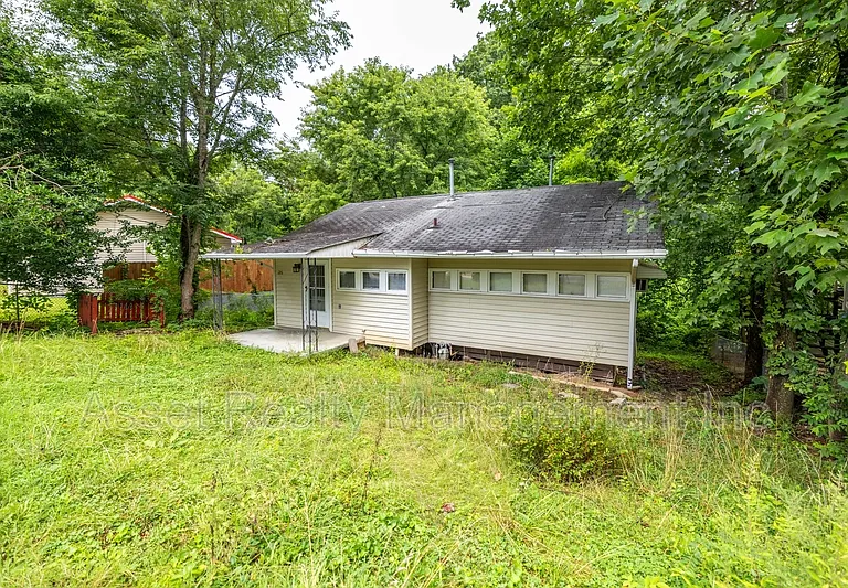 126 Wellington Cir — Photo 3