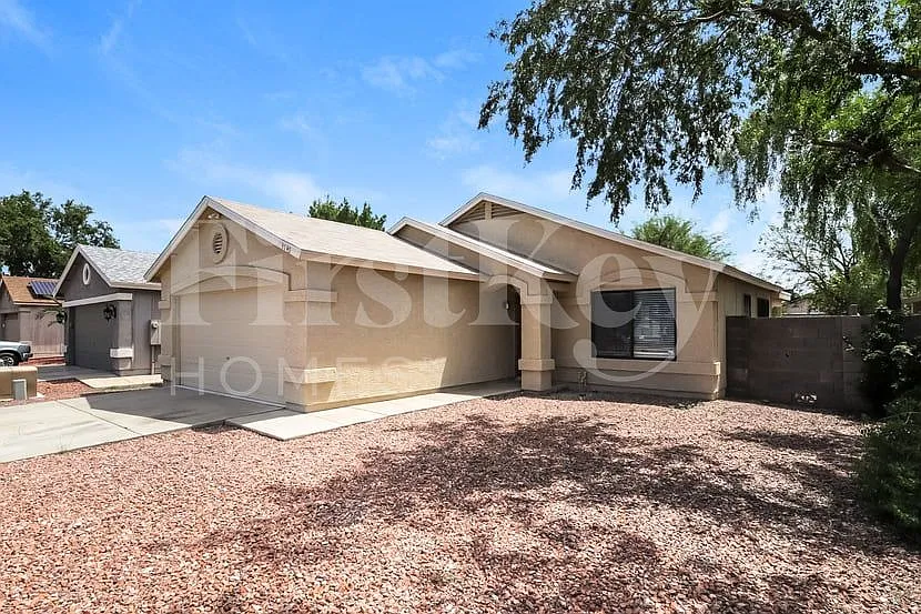 3 bed, 2.0 bath, 1086 sqft, $1,820 — Photo 2