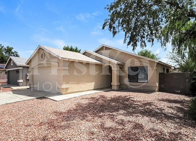 3145 W Crest Ln — Photo 2