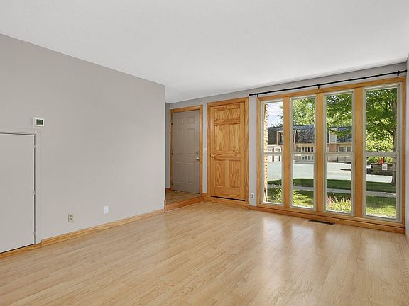 2nd image of 6425 Barrie Rd