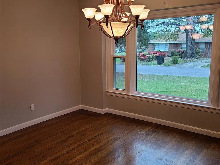 2109 N Spring St — Photo 22