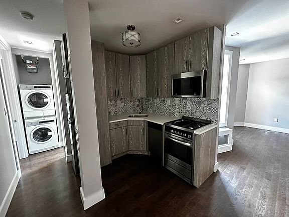 4th image of 612 W 182nd St #39